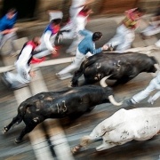 Adrenalina desde los balcones de Destino Navarra en San Fermín