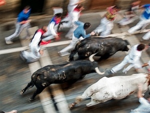 Adrenalina desde los balcones de Destino Navarra en San Fermín