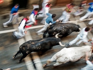 Coureurs de l'encierro à San Fermin vus depuis un balcon de Destino Navarra