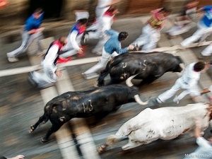 Runners of the bulls in San Fermín from a balcony rented by Destino Navarra