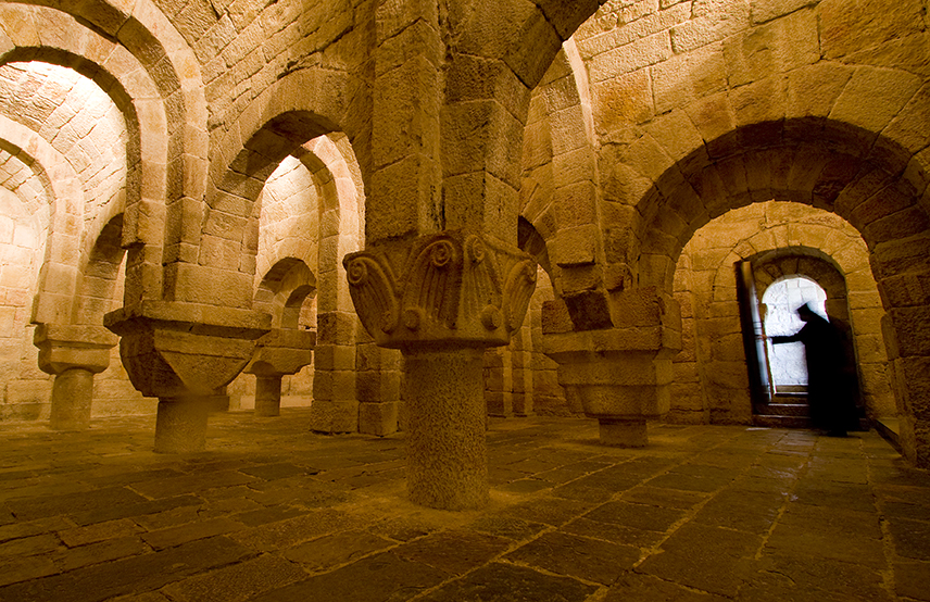 Interior de cripta del Monasterio de Leyre con Destino Navarra