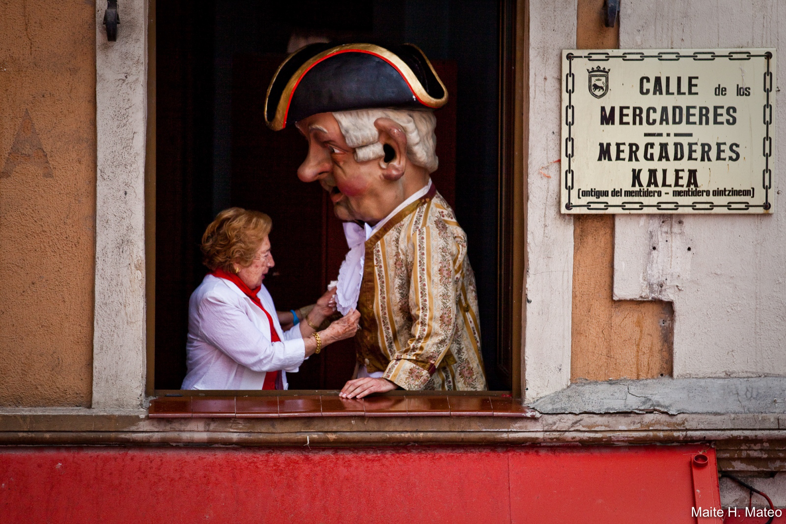 Señora de Pamplona junto a un cabezudo en San Fermín con Destino Navarra