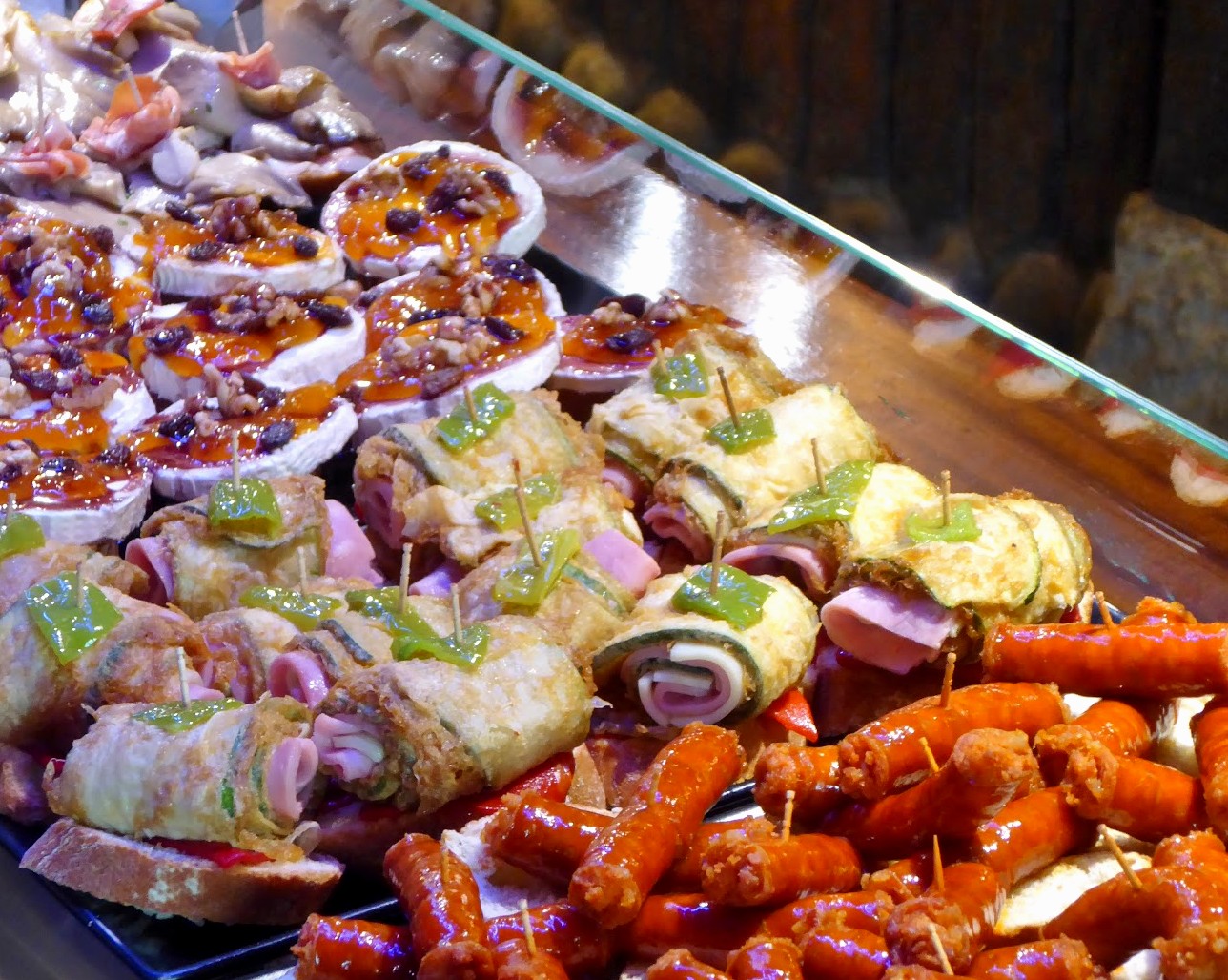 Pintxos en la barra de un bar en Pamplona con Destino Navarra