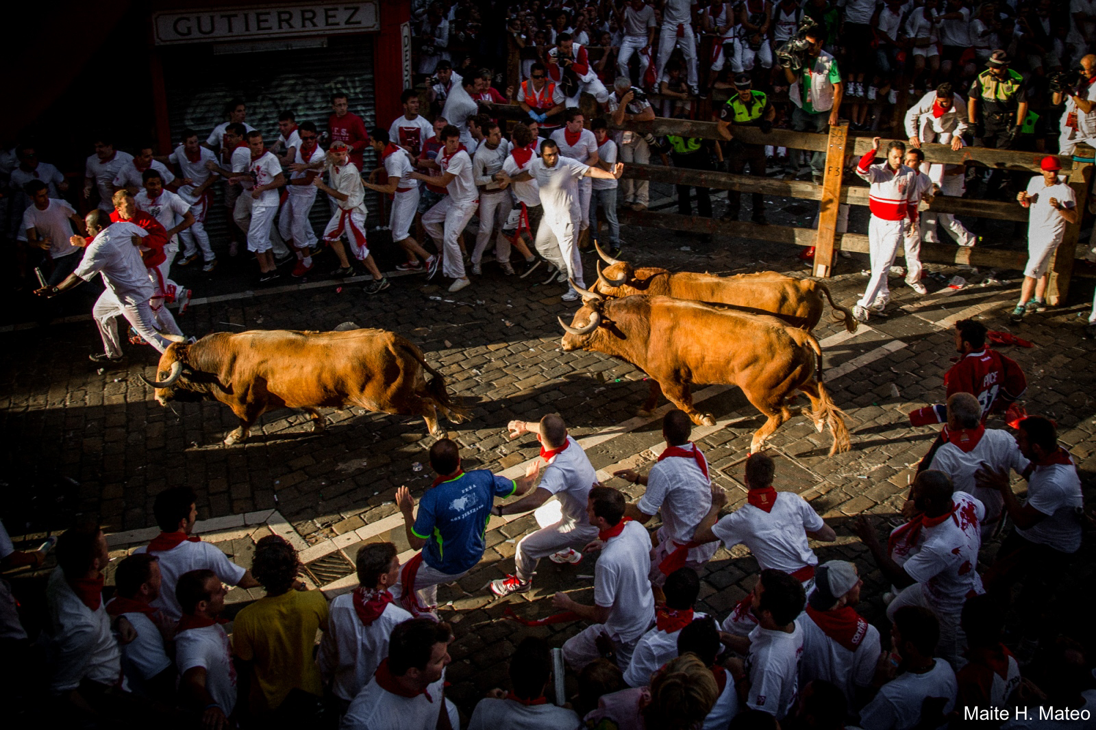 Corredores durante un encierro de Sanfermines con Destino Navarra