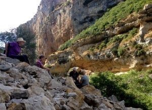 Senderistas descansan en la Foz de Lumbier con Destino Navarra