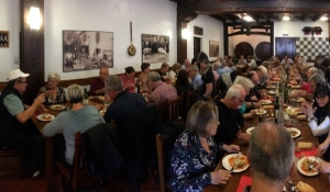 Grupo comiendo en un restaurante tradicional con Destino Navarra