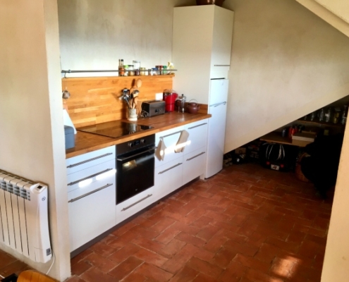 Vue de la cuisine ouverte avec sol de terre cuite