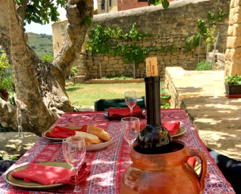 Table avec nappe pour un déjeuner sur la terrasse