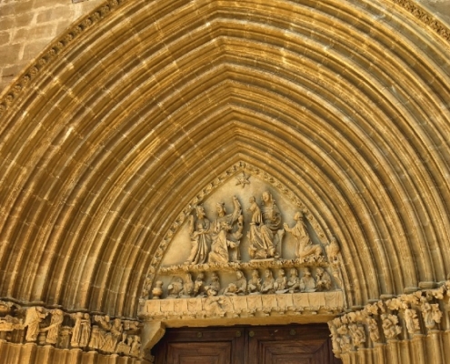Portail gothique de l’église-forteresse de Santa María de Ujué