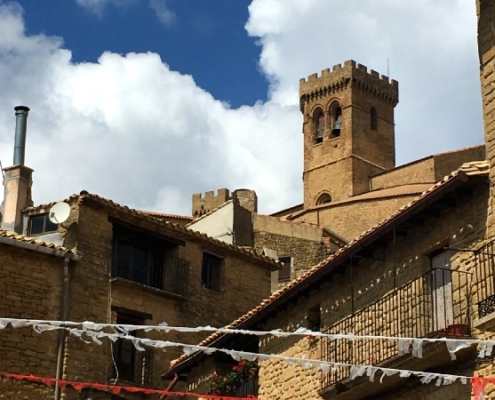 Maisons en pierre d’Ujué avec la tour de l’église