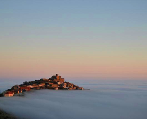 Vues d’Ujué au loin, dans la brume