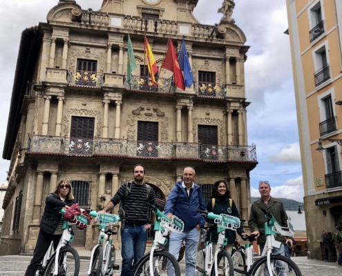 Turistas en bicicleta en el centro de Pamplona